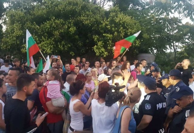 Раздавала ли е палки полицията на шествието в Асеновград снощи?