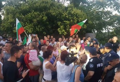 Раздавала ли е палки полицията на шествието в Асеновград снощи?