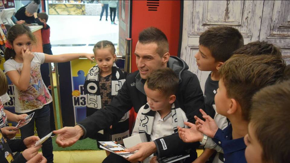 Страхотно! Камбуров, Кики, Котев и Ванче зарадваха малки рожденици като специални гости на партито им! СНИМКИ