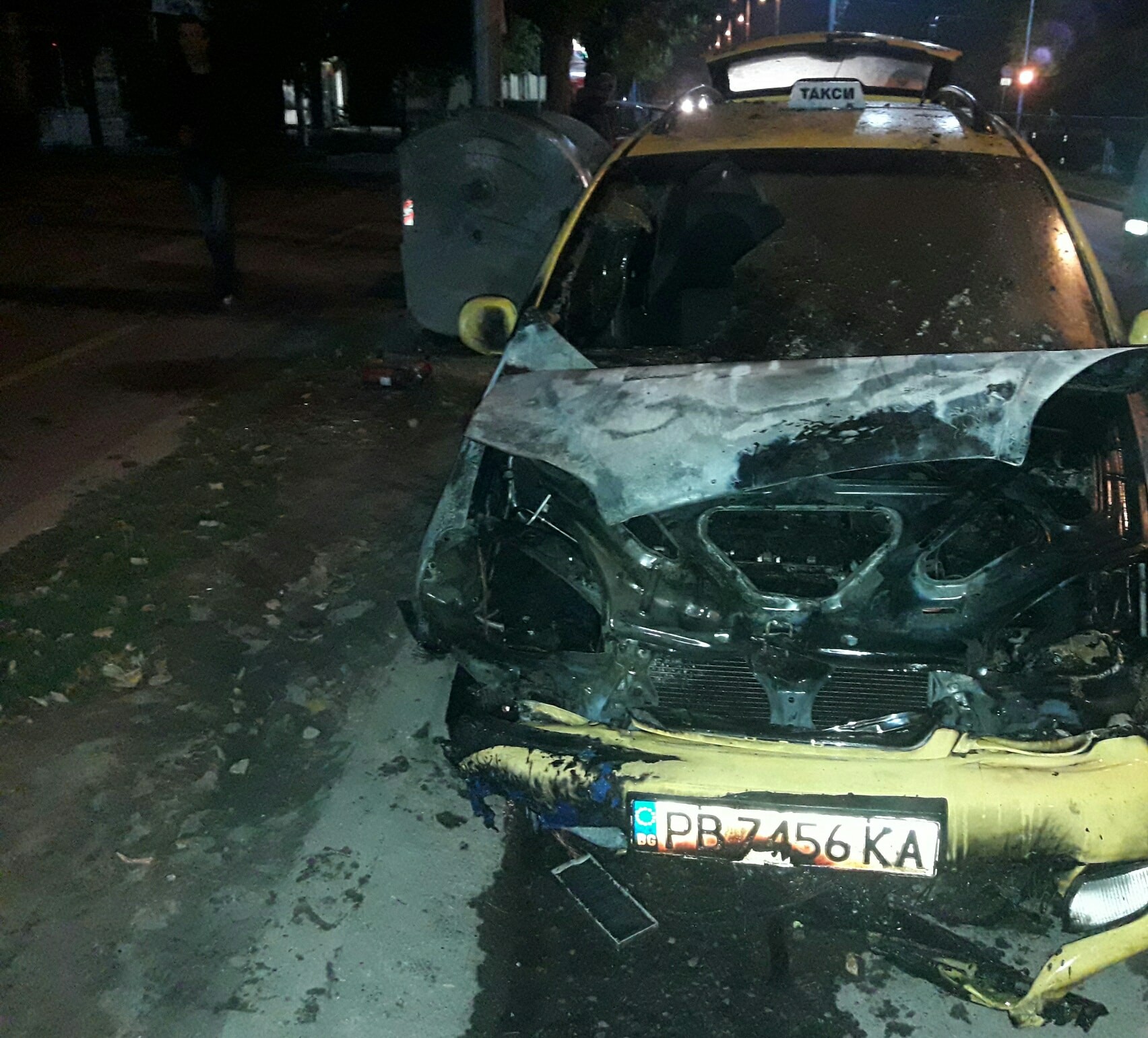 Такси се запали в движение в Пловдив (СНИМКИ)