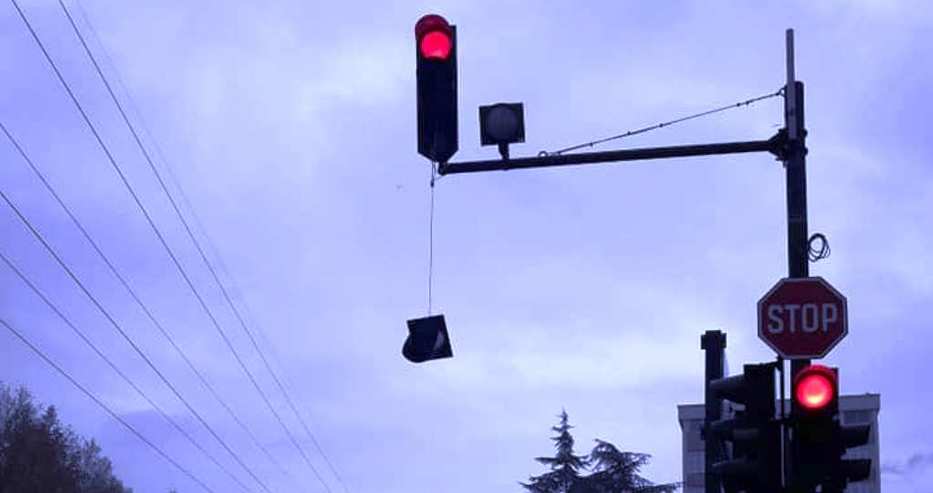 Варненски шофьори сигнализират: Не чакайте зеленото на този светофар, просто няма как да светне (снимки)