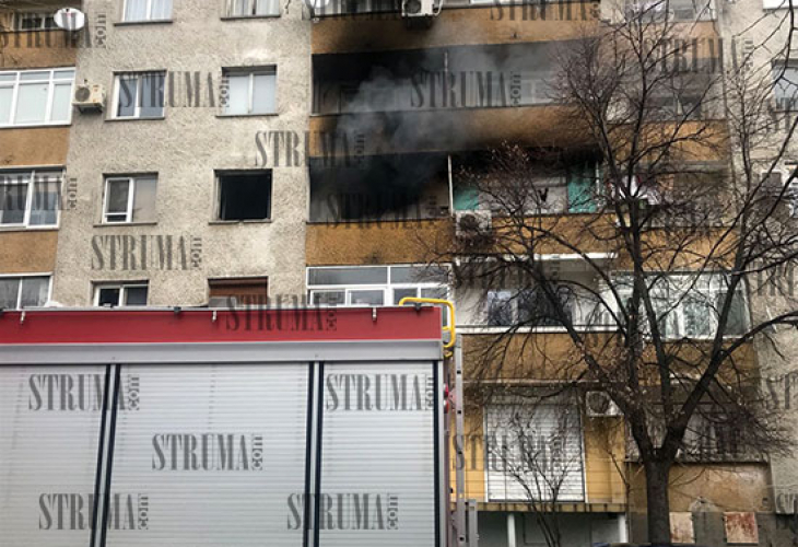 Огнен ад в апартамент в Благоевград, пожарни летят към мястото (СНИМКИ/ВИДЕО)