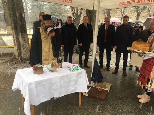 Министър Красимир Вълчев и кметът Апостол Апостолов направиха първа копка по проект за мащабен ремонт на СУ „Св. св. Кирил и Методий” в Симитли