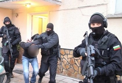 Спецакция в Бургас! Качулки завардиха блок, арестуваха фигура от ъндърграунда