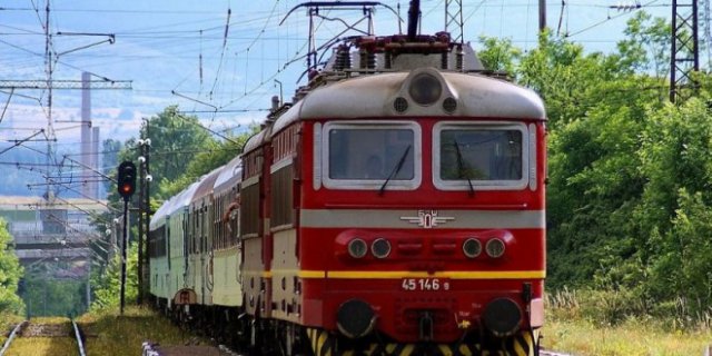 Влакът Пловдив - София блокиран на гара Стамболийски