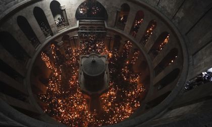 Хиляди християни видяха чудото: Благодатният огън слезе в Йерусалим