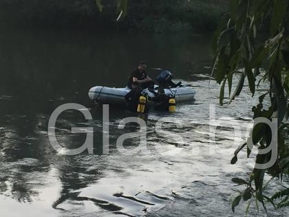 Само в Glas.bg: Вдигат всичките 8 налични водолази в Пловдив в ранни зори, за да търсят Петър