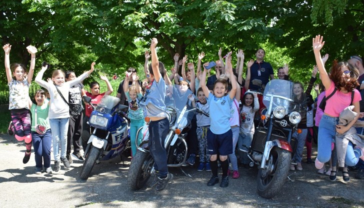 Мотористи обучават деца в село Николово