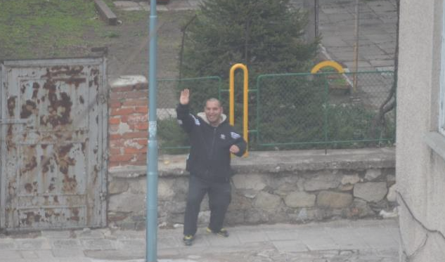 СНИМКИ: Циганин педофил дебне малки момичета в Пловдив! От прокуратурата пък казват, че няма престъпление