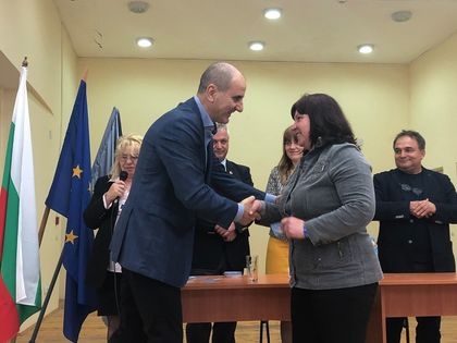 Добрич: Цветан Цветанов връчи членски карти на ГЕРБ на 139 новоприети членове от село Зърнево