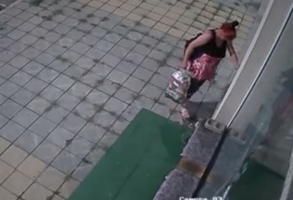 Стигна дъното! При 40 градуса пловдивчанка открадна купички с вода за котета, преди това я ритна (ВИДЕО)