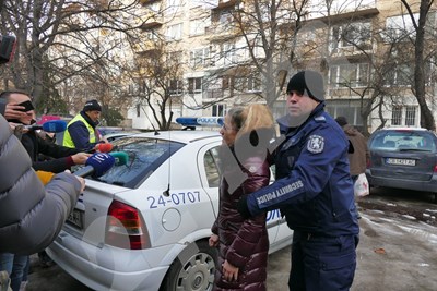 Докараха Иванчева в дома й. Тя: Още не мога да повярвам (Снимки)