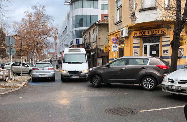 Сигнал до Флагман.Бг. Паркомясто за инвалиди нарушава закона и създава хаос в центъра на Бургас