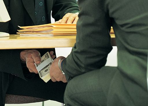 Спипаният с подкуп инспектор по храните рекетирал наред в Пловдив