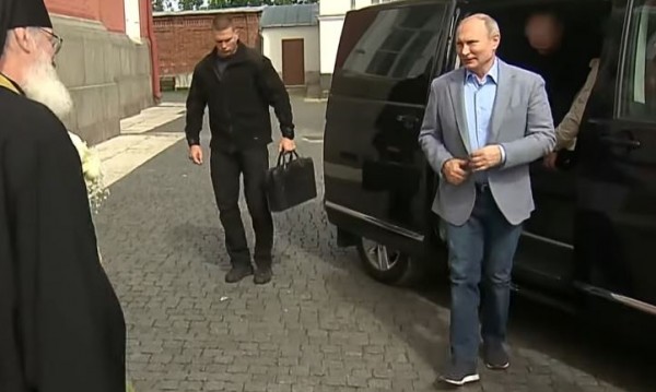 Путин се разходи из руски манастир с маратонки за $1000