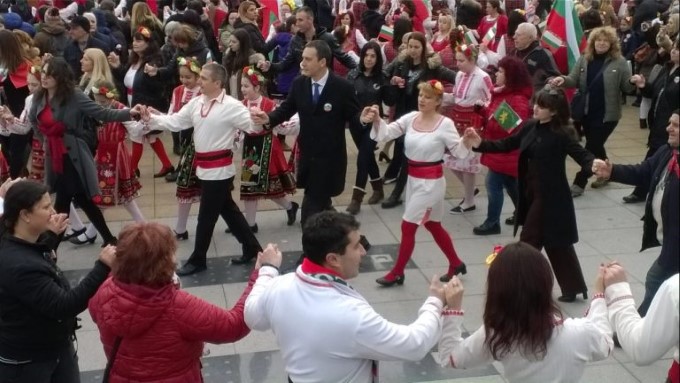 Бургас: Стотици жители и гости на града се събраха на площад „Тройката“, за да станат част от празничния концерт на сцената „Възпявам тебе, майко Свобода“