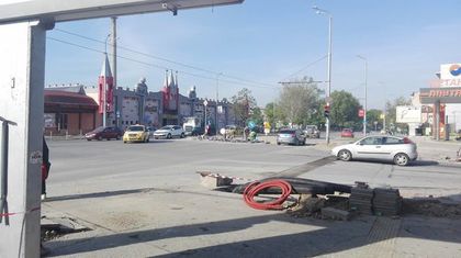 Трафикът на бул. "Санкт Петербург" се прехвърли в южното платно, рейсовете заобикалят