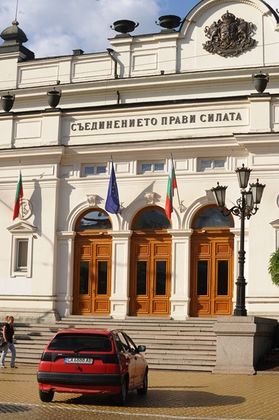 Парламентът удължи работното си време, за да продължи дебатите за ДОО