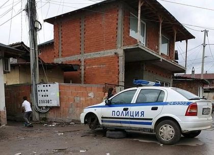 КУЛТОВО: Патрулка остана без гума насред "Факултета" (СНИМКА)