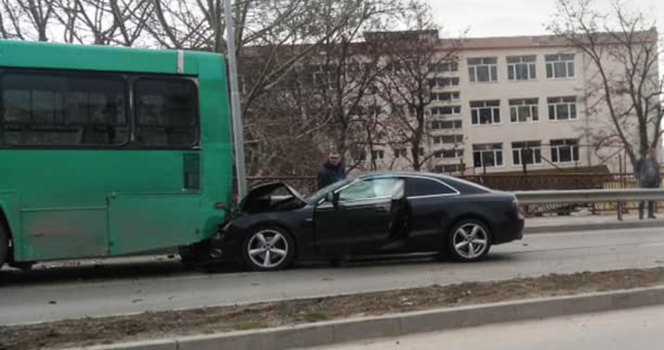 Зрелищен сблъсък блокира Околовръстния път във Варна: Ауди, БМВ и автобус участваха в произшествието (снимки)