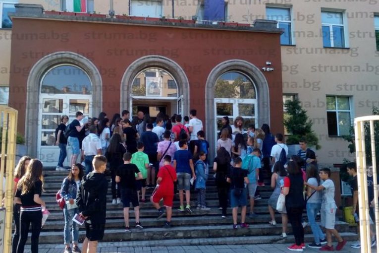 104 седмокласници от Пиринско не се явиха на матурата по български език и литература, в някои училища отсъстващите бяха над 30%