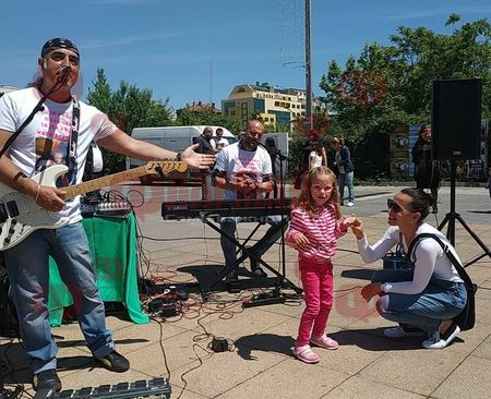 Помогнете на малката Цвети сега на площад „Тройката” в Бургас