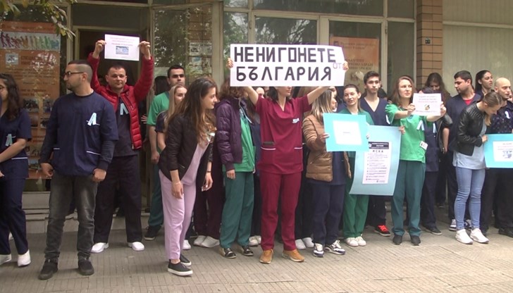 Студенти от Русе: Не ни гонете от България