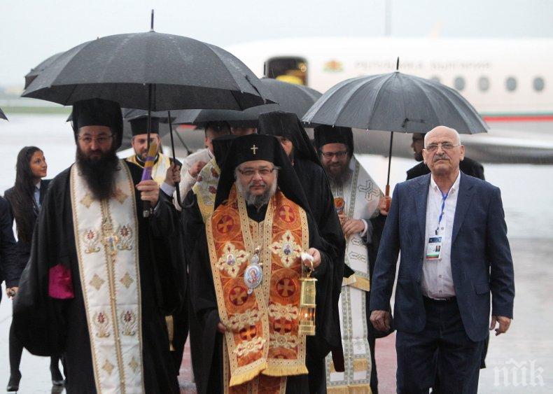 Благодатният огън пристигна в България (СНИМКИ)