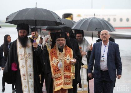 Благодатният огън пристигна в България (СНИМКИ)