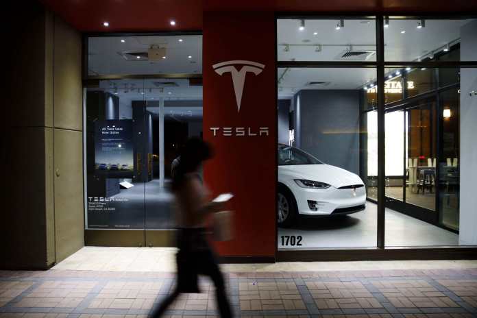 Електромобилите на Tesla вече самостоятелно определят повредите