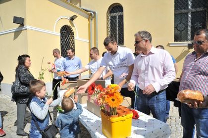 500 козунака и гербери раздаде МГЕРБ в район „Южен“