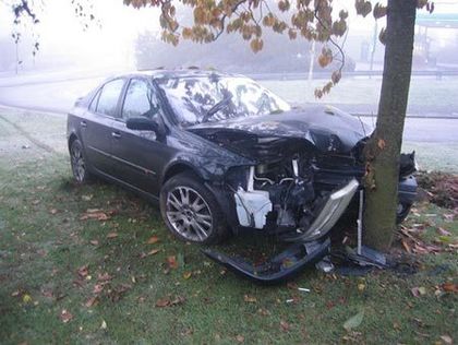 Дрогиран избяга на полицията е и се заби в дърво