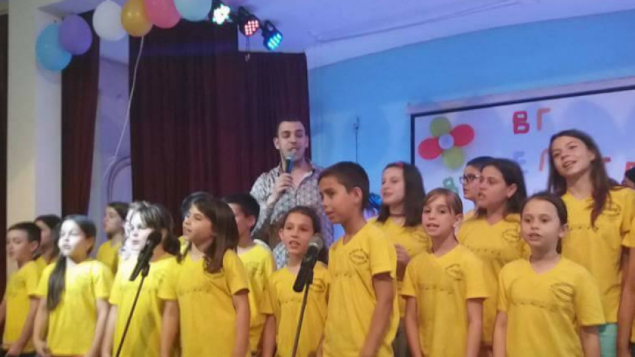 Пловдивски ученици пеят благотоврително за възрастните хора