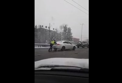 Катаджия бута закъсала кола на столичен булевард (Видео)