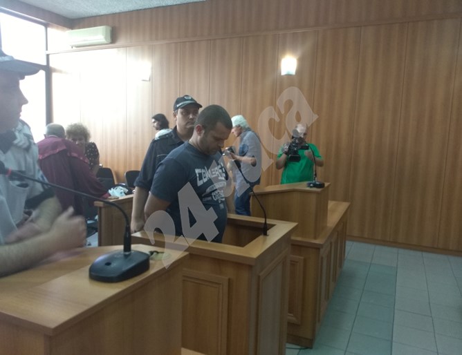 СНИМКИ: Съпругът на студентката, обвинен в убийството на пловдивския доцент, по джапанки в съда