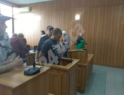 СНИМКИ: Съпругът на студентката, обвинен в убийството на пловдивския доцент, по джапанки в съда