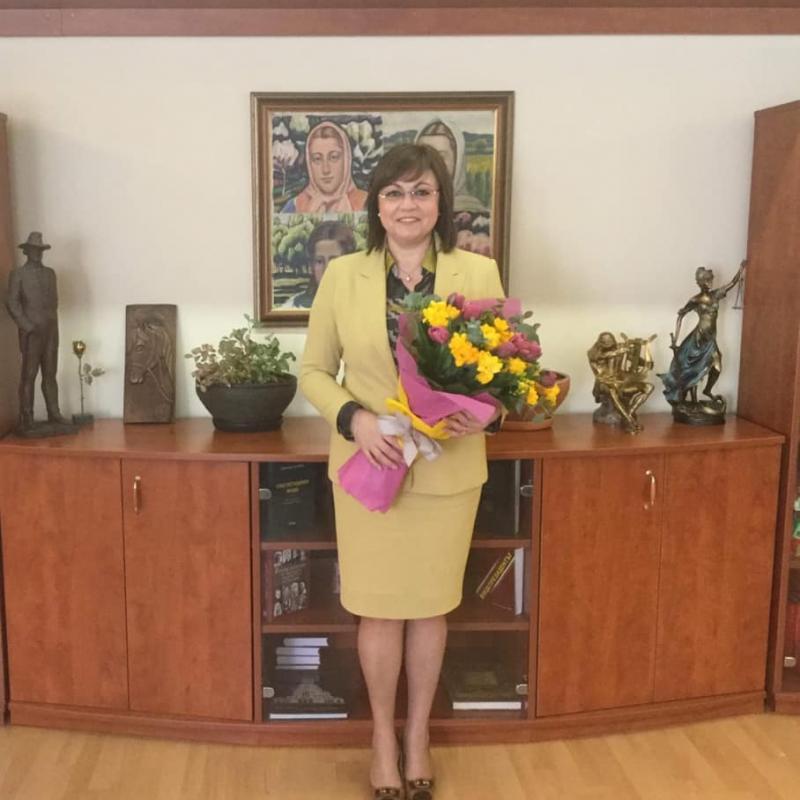 Корнелия Нинова, БСП: Във време, когато върху нас падат много отговорности в работата, за дома, семейството и децата, нека запазим усмивката и женствеността си