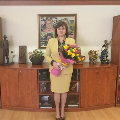 Корнелия Нинова, БСП: Във време, когато върху нас падат много отговорности в работата, за дома, семейството и децата, нека запазим усмивката и женствеността си