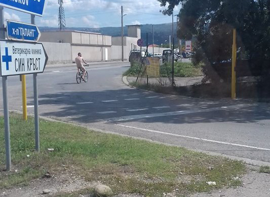 Гол мъж с колело шпори по околовръстното на София СНИМКА