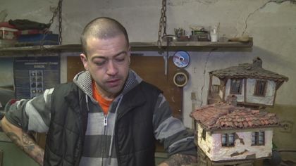Полусляп художник създава уникални макети на къщи (снимки)
