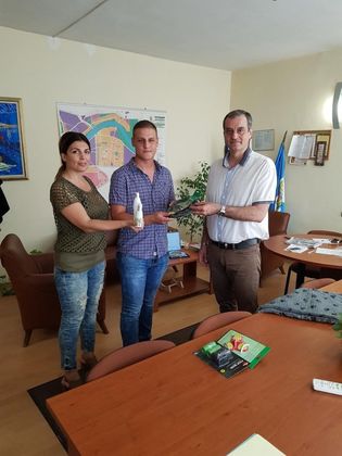 Лабрадор и стопанинът му получиха награди от кмета на