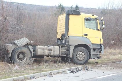 Цистерна с близо 30 тона дизелово гориво се преобърна на околовръстния път на Казанлък (СНИМКИ)