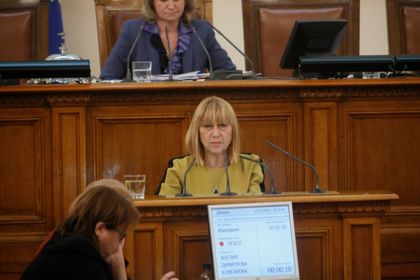 Проф. Анелия Клисарова, БСП: Трябва да се отделят средства за Националната библиотека и за безплатни учебници за всички