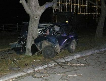 Ад на пътя! Дачия се разби в дърво край Поморие, двама младежи берат душа в болница