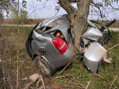 Уникална и невиждана катастрофа сътвори 18-годишна шофьорка край Завет (СНИМКИ)