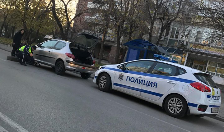 БРАВО! Пловдивски полицай смени гумата на майка с малко детенце! СНИМКА