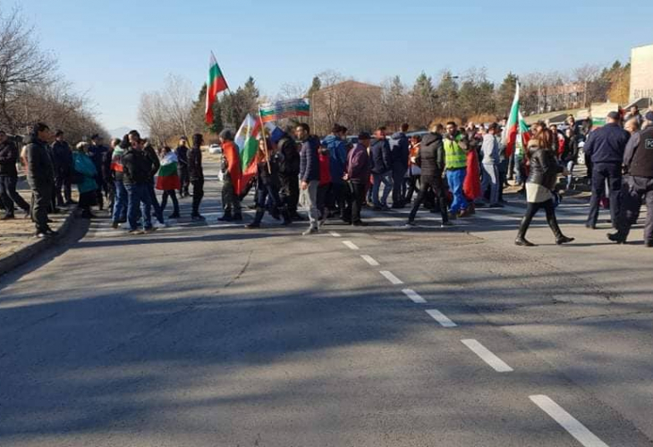 Протестиращи в Сопот палиха гуми и граха хоро, след като блокираха пътя (СНИМКИ/ВИДЕО)