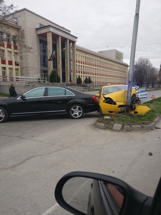 Две коли се блъснаха на Пловдивски булевард! Едната се вряза в стълб