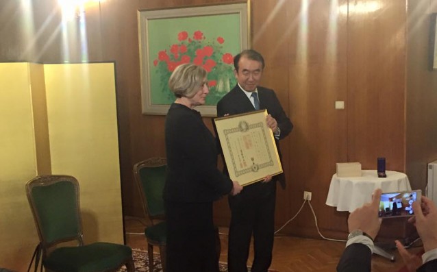 Нешка Робева с императорски знак от Япония