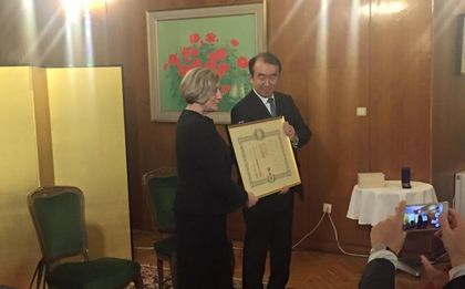 Нешка Робева с императорски знак от Япония